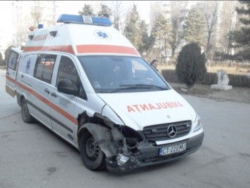 Accident rutier în lanţ: o ambulanţă a fost lovită la intersecţia bulevardelor Tomis cu Aurel Vlaicu